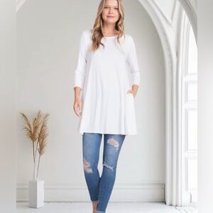 Boutique white tunic top with 3/4 sleeves and pockets